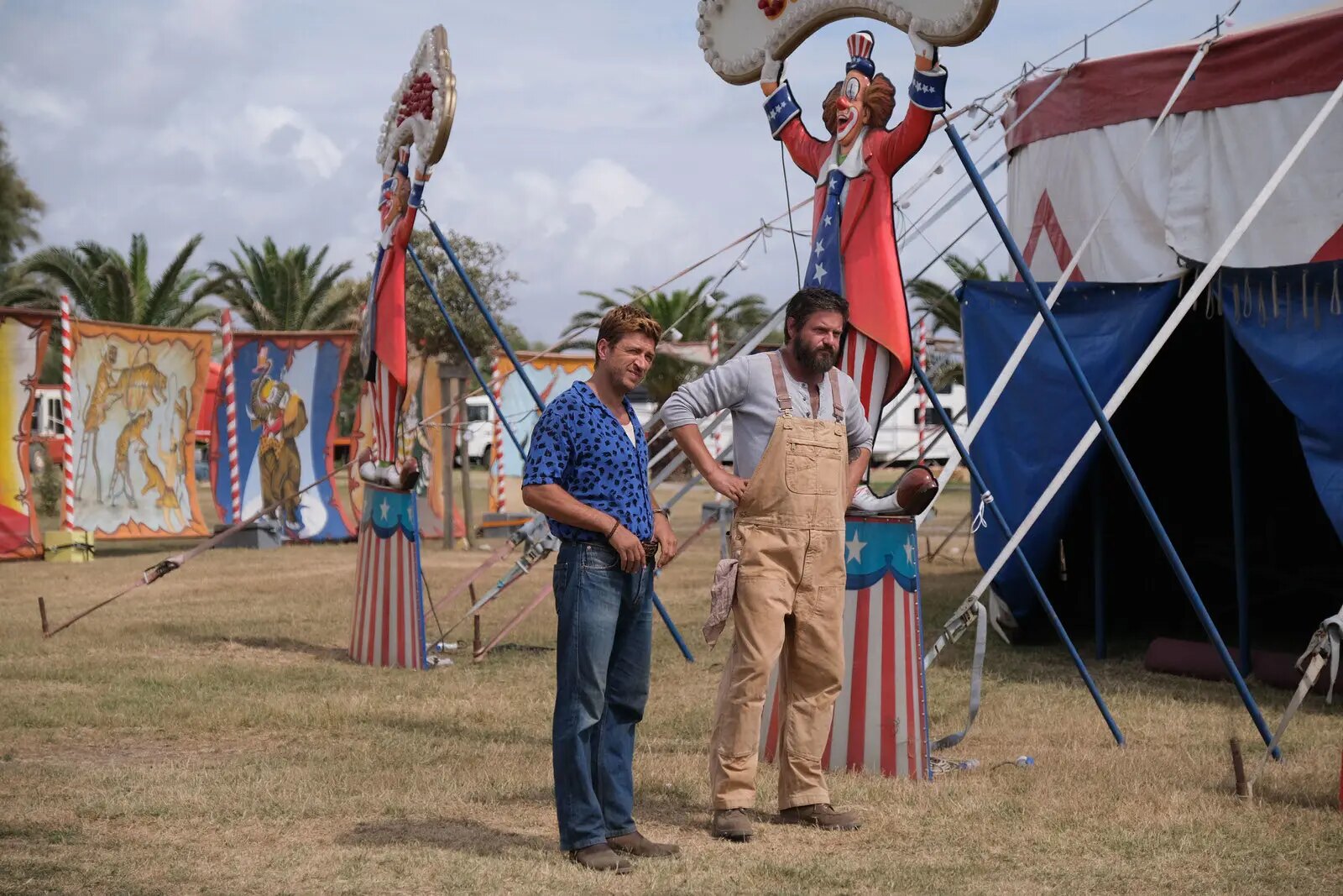Alessandro Roia ed Edoardo Pesce sul set del circo di Altrimenti ci arrabbiamo