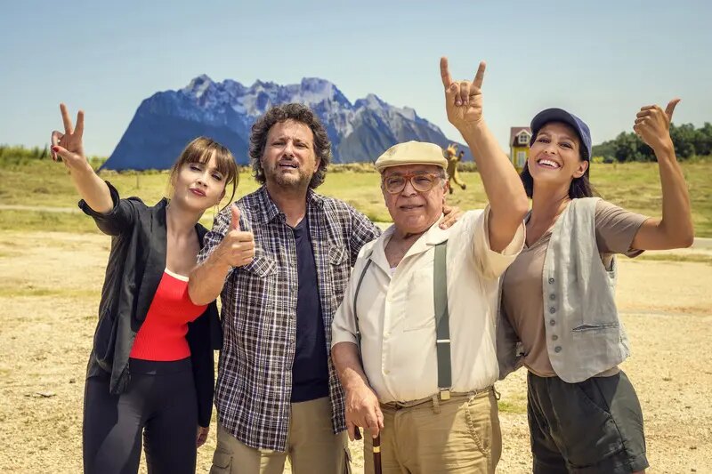 Chiara Francini, Leonardo Pieraccioni, Nino Frassica e Giulia Bevilacqua in Pare parecchio Parigi