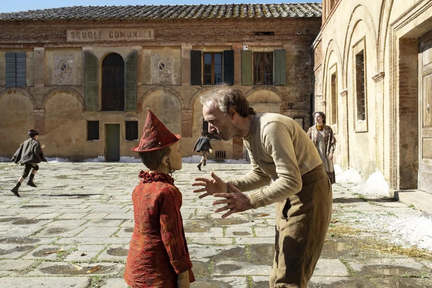 Federico Ielapi e Roberto Benigni in una fotografia di scena di Pinocchio