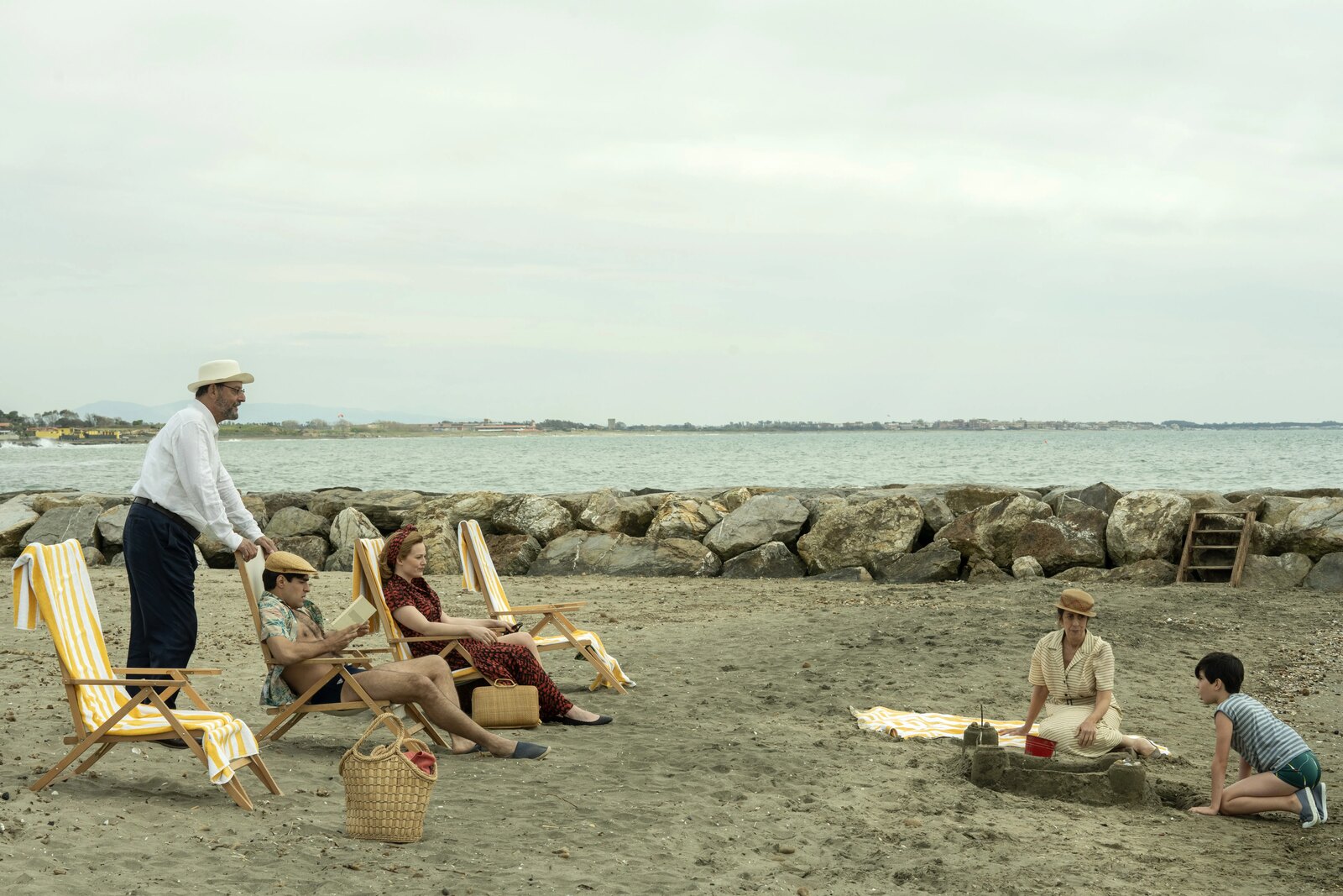 Una scena familiare sulla spiaggia di Palo in Promises