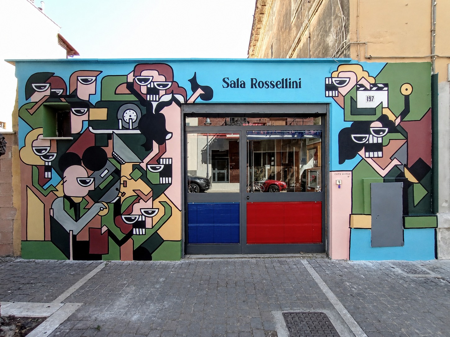 Facciata dipinta della Sala Rossellini di Ladispoli