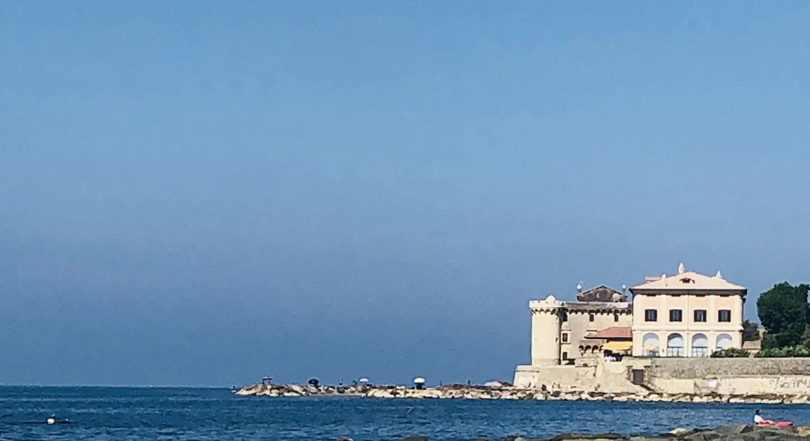 La Posta Vecchia e il paesaggio costiero di Palo
