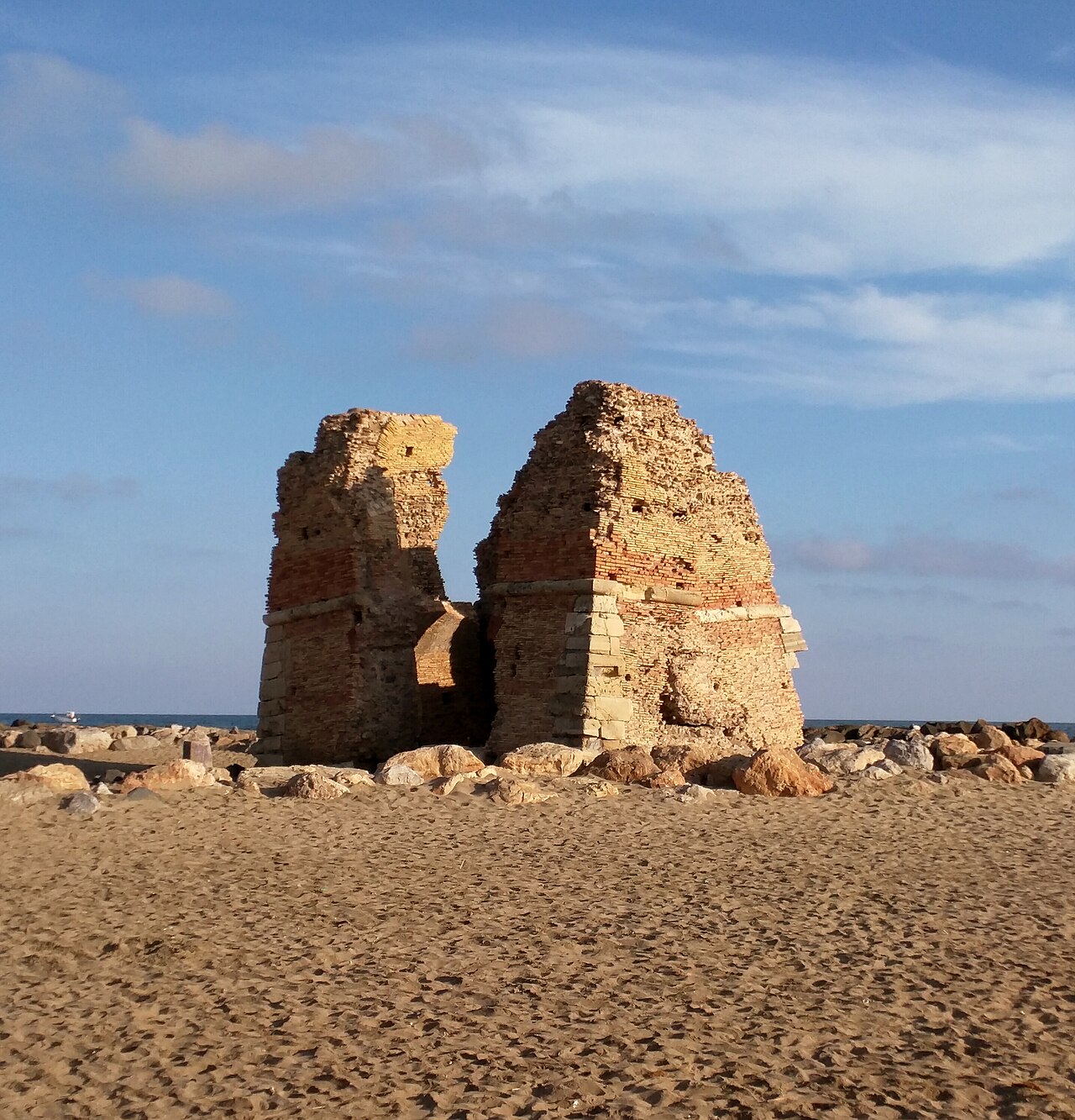 Torre Flavia vista dalla spiaggia