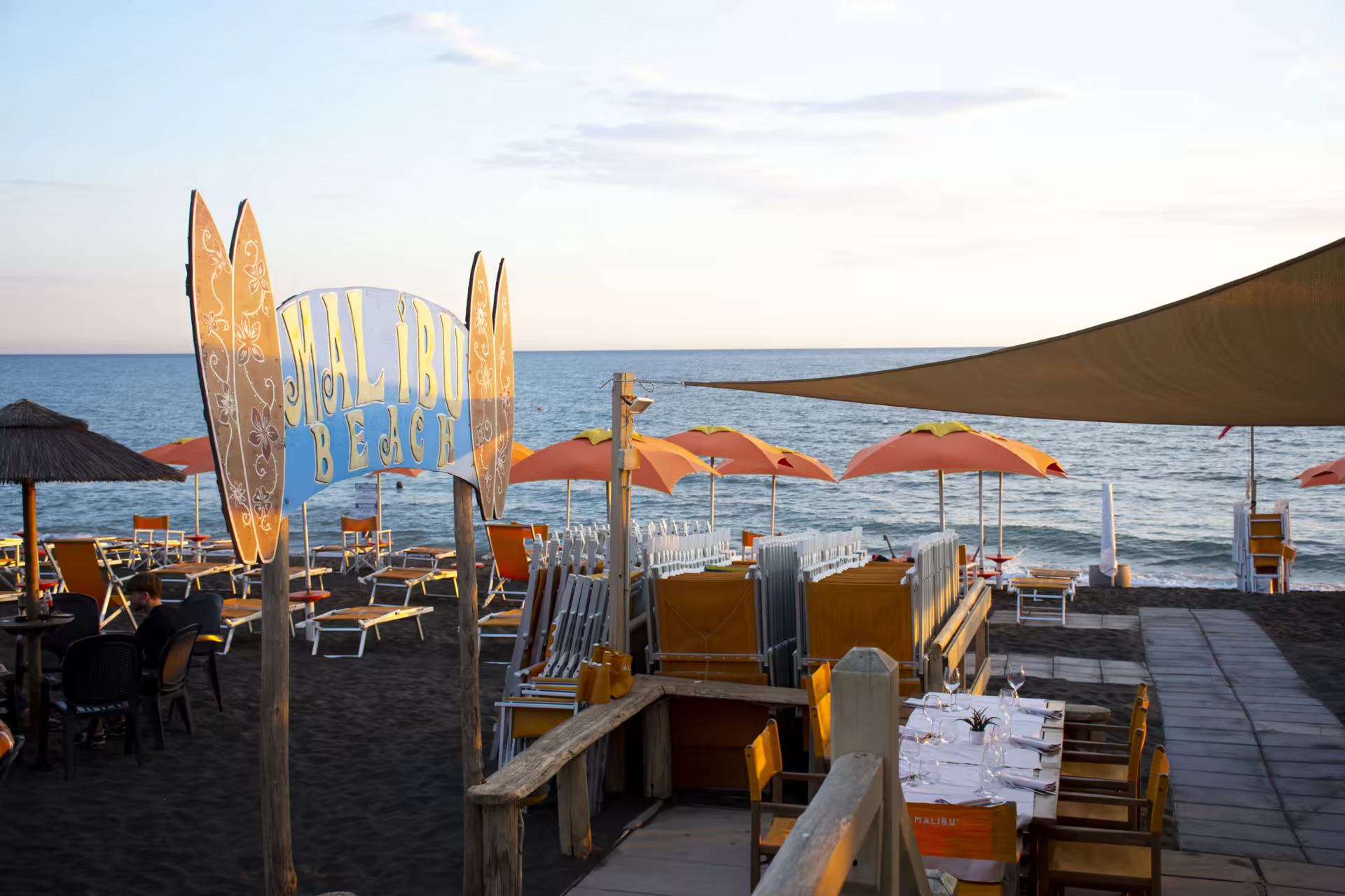 La plage et la véranda face à la mer du Malibu Beach Club