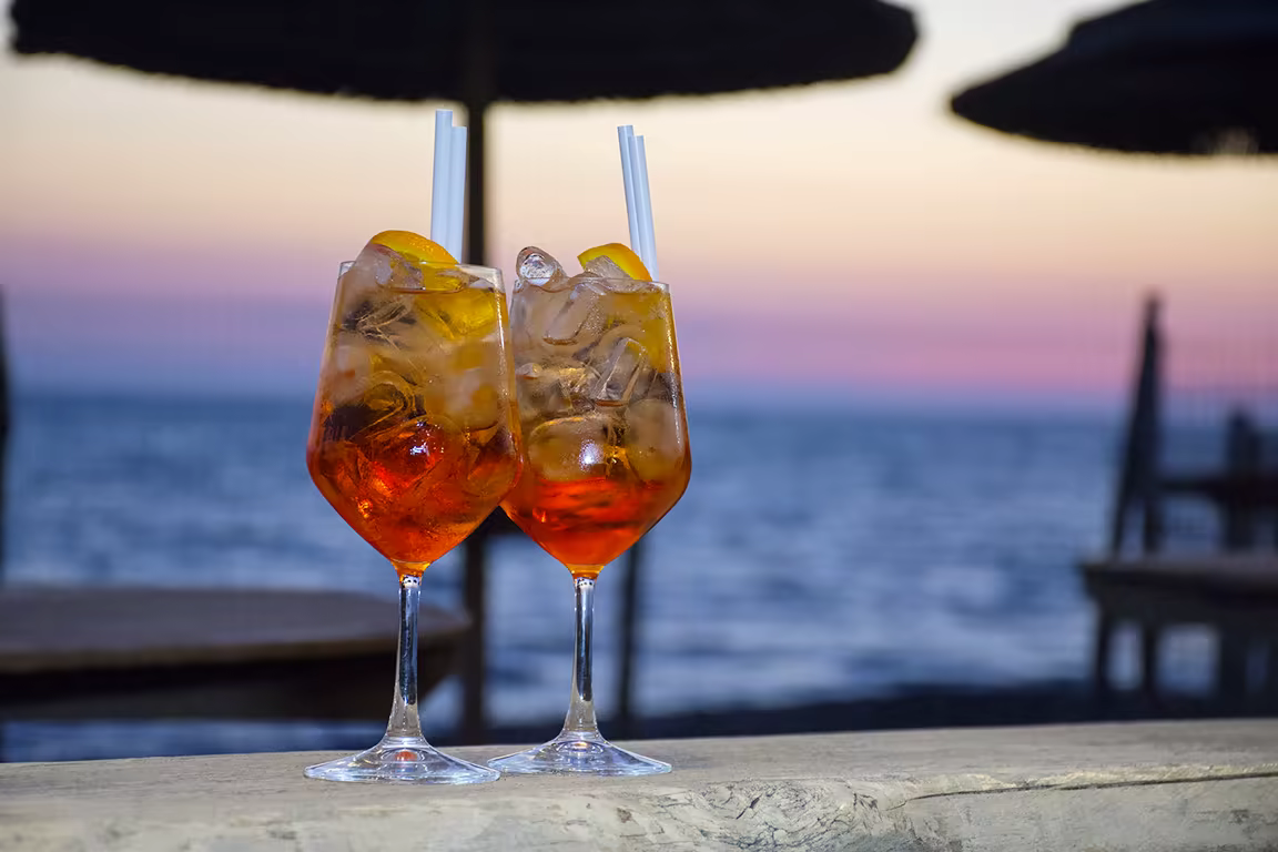 Cocktail serviti sul mare al Malibu