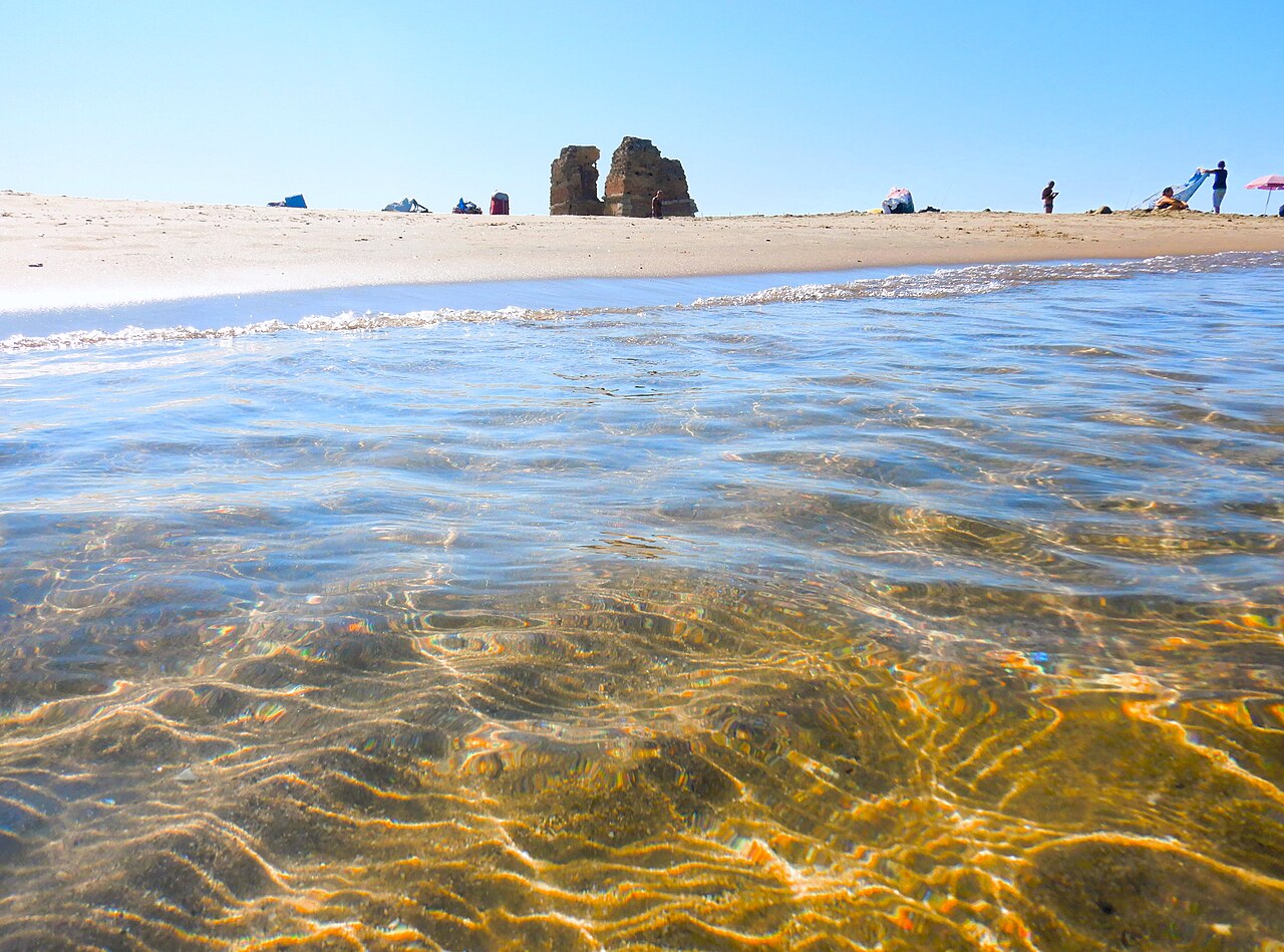 La battigia trasparente davanti alla spiaggia di Torre Flavia