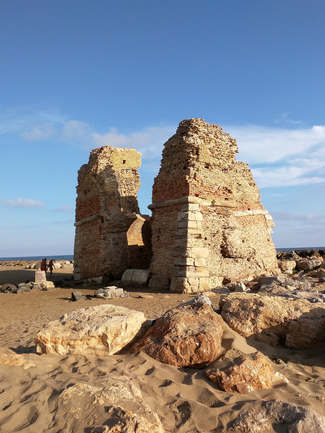 Torre Flavia vista dalla spiaggia, con i tronconi murari superstiti