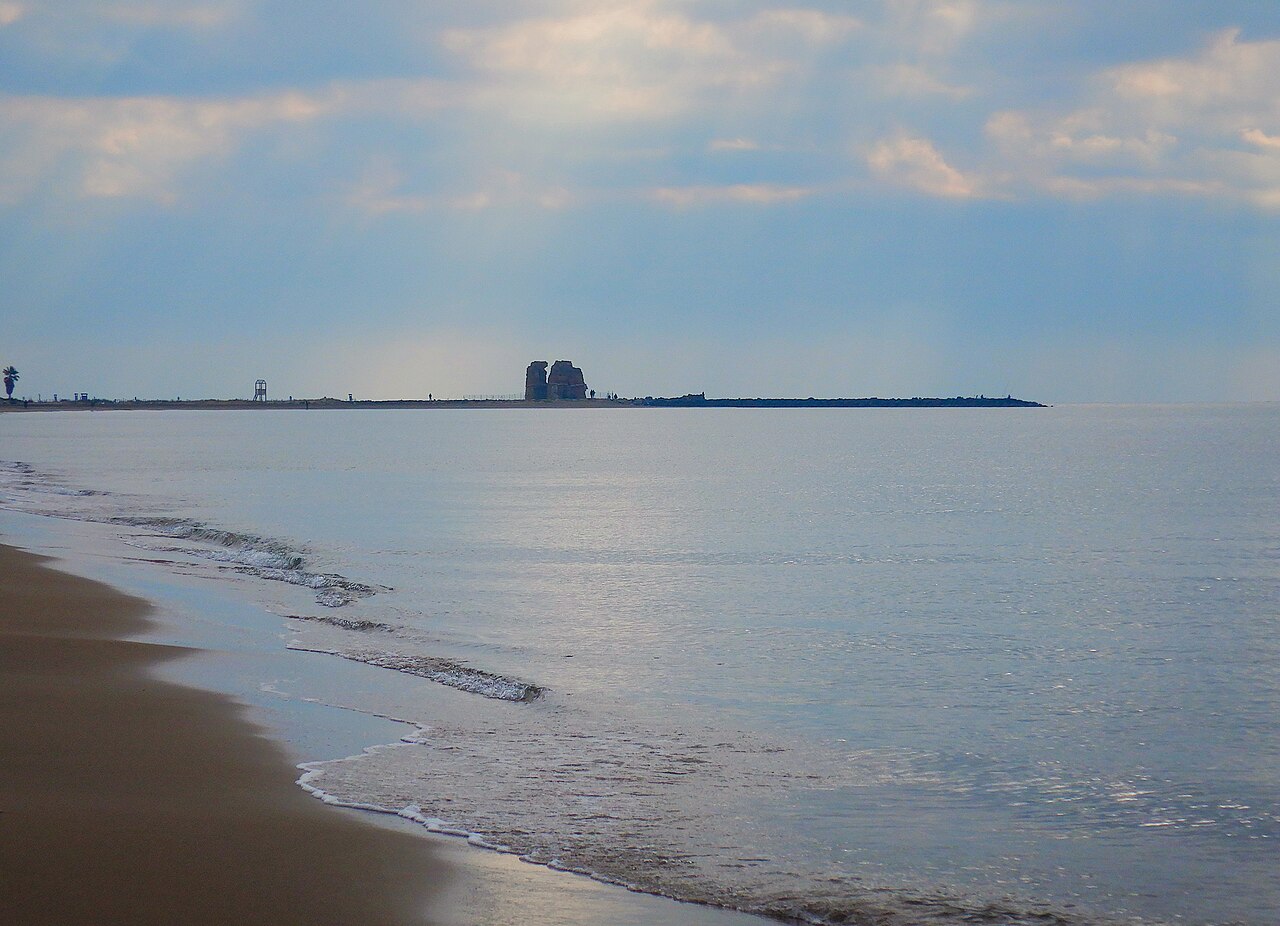 Torre Flavia vista in lontananza lungo la linea di costa